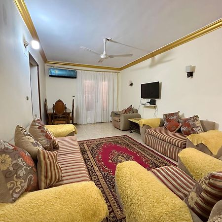 موقع مميز بجوار جميع الخدمات بمدينة الشيخ زايد الحى ١١ Apartment Sheikh Zayed City Екстериор снимка